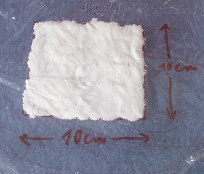 Kaliumchlorid auf etwa 100cm² Fläche verteilt