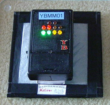 YB-Mini-Monitor Detektor für radioaktive Kontamination misst deutlich überhöhte radioaktive Strahlung an einem Referenzstrahler 0,24 Bq/cm²