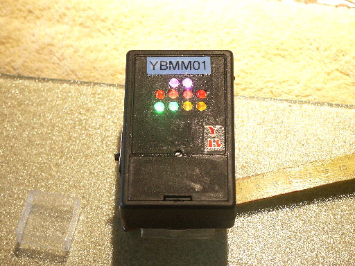 YB-Mini-Monitor...Messung an einem kleinen Stück Pechblende. alle Warnlämpchen leuchten in wenigen Sekunden auf